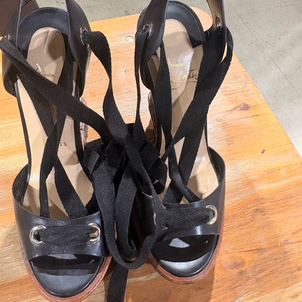 Christian Louboutin - Picture 6 of 10